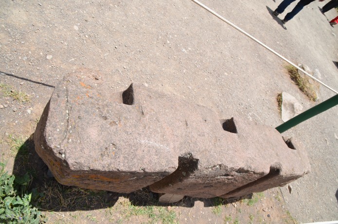 Pedra como era feita para ser encaixada uma nas outras de forma que ficassem resistentes a terremotos.