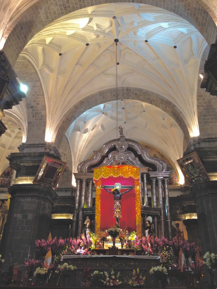 Catedral de Cusco decorada com flores roxas