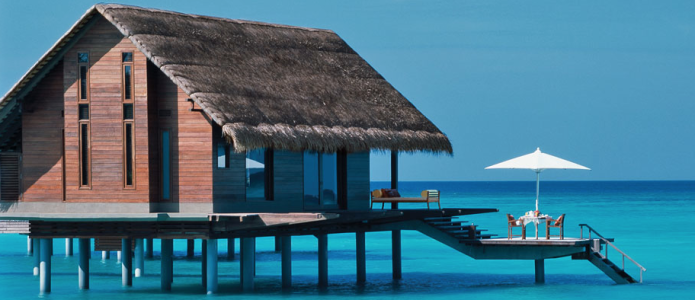 Bangalô sobre as águas nas ilhas Maldivas