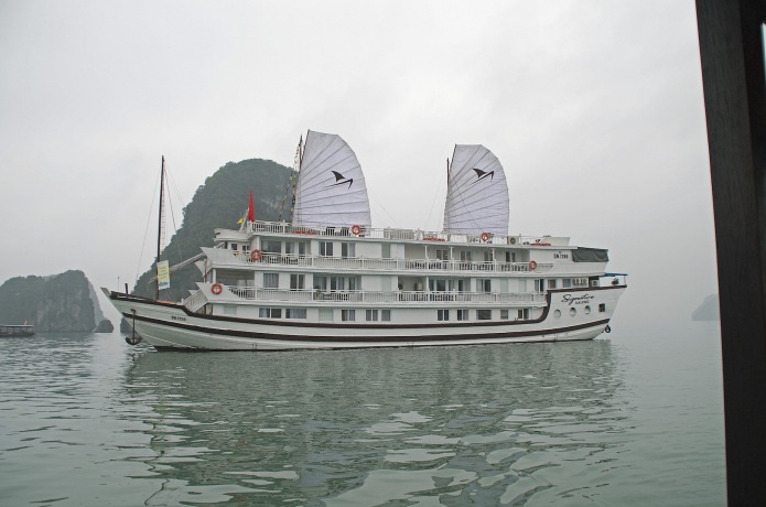Barco para passeio turístico em Halong bay